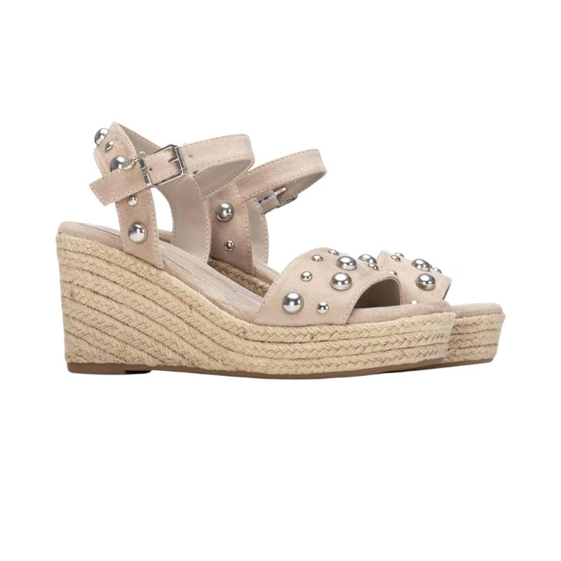 SANDALIAS XTI CON CUÑA Y TACHUELAS MUJER