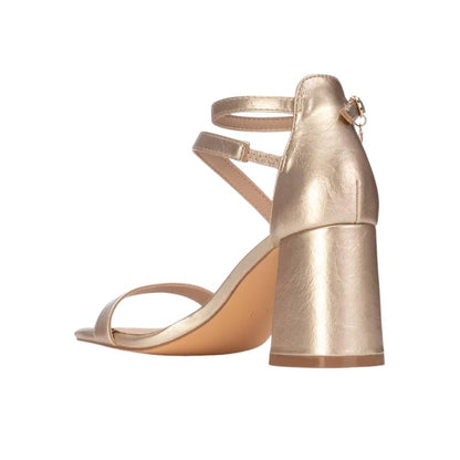 SANDALIA METALIZADA XTI TACON 6 CM.