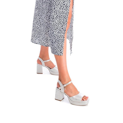 SANDALIA METALIZADA XTI TACON 7 CM.